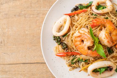 Fesleğenli, biberli, karidesli ve kalamarlı Çin eriştesi. Asya usulü.