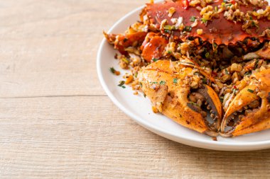 Baharatlı Tuz ve Biberli Kızarmış Yengeç - Deniz ürünleri tarzı