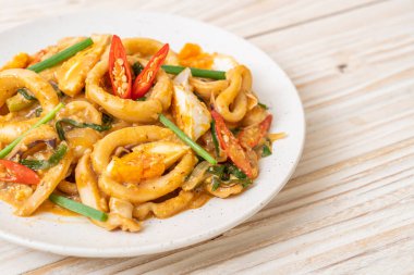 Kızarmış kalamar ya da ahtapotu tuzlu yumurtayla karıştırın - Asya yemeği tarzı