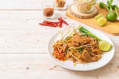 Asya usulü kızarmış pilav ve domuz eti.