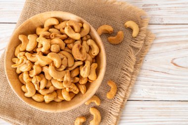 Tahta kasede fındık ve fotokopi alanı.