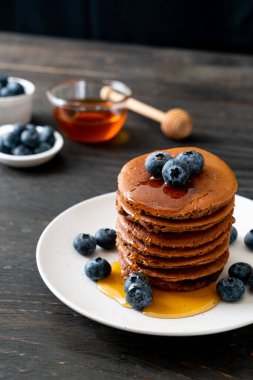 Yaban mersinli ve ballı krep yığını.