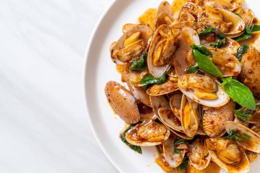 Kızarmış İstiridyeleri Kızarmış Biber Ezmesiyle Karıştır - Asya usulü