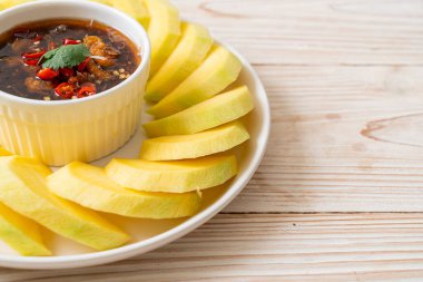 Taze yeşil ve balık soslu altın mango Asya usulü.