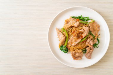 Kızarmış pirinç vermicelli ve domuz etli mimoza Asya usulü.