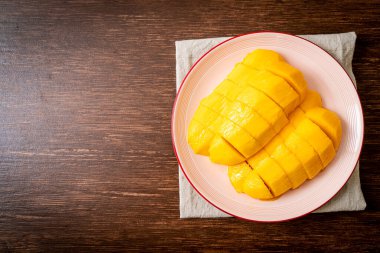 Tabakta dilimlenmiş taze ve altın mango