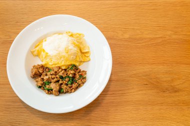 Kızarmış domuz ve kremalı omlet ile fesleğen. Asya usulü.