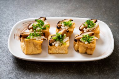 Shitake Mantarlı ızgara Tofu ve Altın İğne Mantarı - sağlıklı, vejetaryen veya vejetaryen yemek tarzı