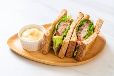 Domates ve marullu ev yapımı ton balıklı sandviç.