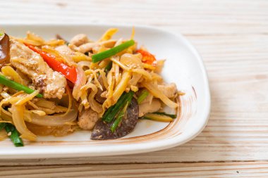 Zencefilli kızarmış tavuk. Asya usulü.