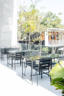 Kafe restoranında boş bir iskemle ve iskemle.