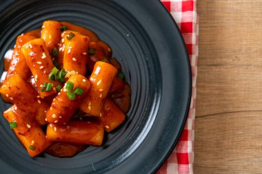 Baharatlı soslu Kore pirinç keki çubuğu (Tteokbokki) - Kore yemeği tarzı