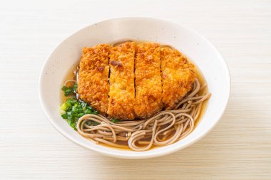 Japon usulü kızarmış domuz pirzolası (tonkatsu) - Asya usulü erişte.