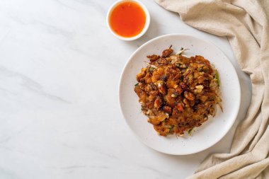 Kızarmış midyeli krep ya da midyeli omlet.