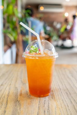 Kafe ve restoranda buzlu limonlu çay bardağı.