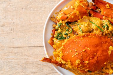 Köri tozuyla kızartılmış yengeç - Deniz ürünleri tarzı