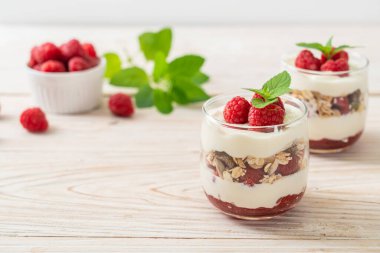 Tahıllı taze ahududu ve yoğurt.