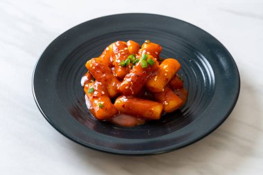 Baharatlı soslu Kore pirinç keki çubuğu (Tteokbokki) - Kore yemeği tarzı