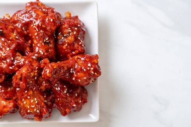 Kore usulü soslu kızarmış tavuk.