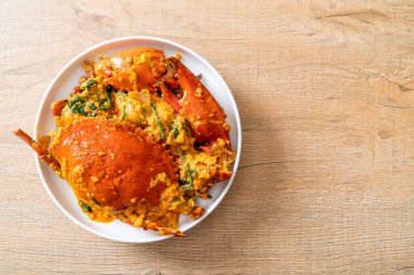 Köri tozuyla kızartılmış yengeç - Deniz ürünleri tarzı