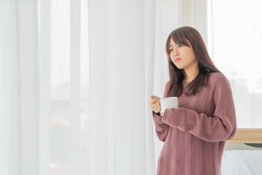 Güzel Asyalı kadınlar sabahları kahve içerler.