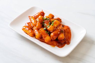 Baharatlı sosisli Kore pirinç keki çubuğu (Tteokbokki) - Kore yemeği tarzı