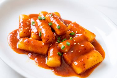 Baharatlı soslu Kore pirinç keki çubuğu (Tteokbokki) - Kore yemeği tarzı