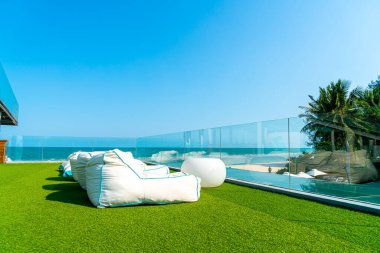 Balkonda okyanus arka planında boş bir plaj çantası.