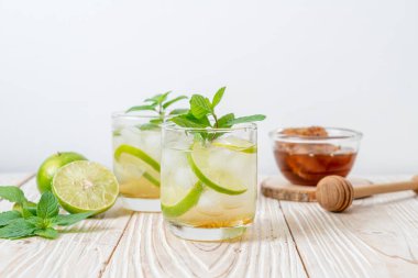 Naneli buzlu bal ve limonlu soda, ferahlatıcı içecek.