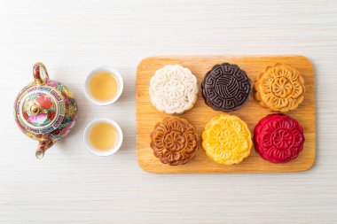Ahşap tabakta karışık aromalı renkli Çin ay pastası