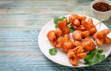 soslu kızarmış sosis şişi.