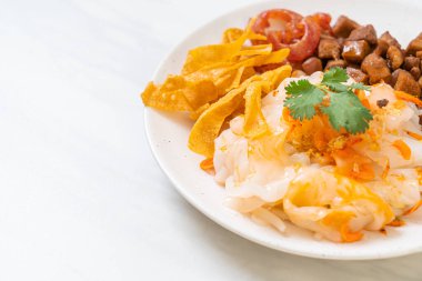 Çin usulü pilav, domuz eti ve soya soslu tofu Asya usulü.