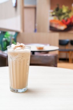 Kahve dükkanında ve restoranda kahveye karıştırılmış espresso.