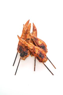 Beyaz arka planda izole edilmiş ızgara tavuk kanadı veya ızgara tavuk kanadı.
