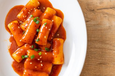 Baharatlı soslu Kore pirinç keki çubuğu (Tteokbokki) - Kore yemeği tarzı