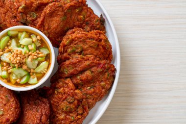 Kızarmış balık köftesi ya da kızarmış balık keki. Asya usulü.