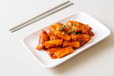 Baharatlı sosisli Kore pirinç keki çubuğu (Tteokbokki) - Kore yemeği tarzı
