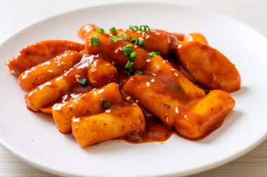 Baharatlı sosisli Kore pirinç keki çubuğu (Tteokbokki) - Kore yemeği tarzı