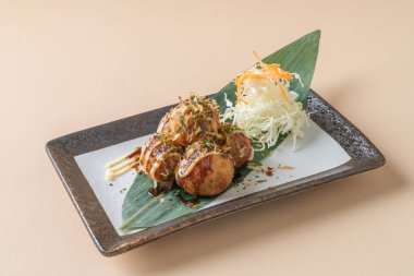 Takoyaki köftesi ya da ahtapot köftesi - Japon yemeği tarzı.