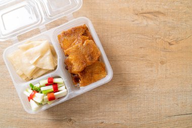 Teslimat kutusunda Pekin Ördeği - Çin yemeği tarzı