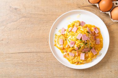 Pirinçli kremalı omlet veya jambonlu pilav ve yumuşak omlet.