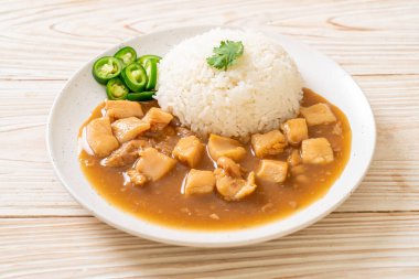 Kahverengi soslu tavuk mu yoksa pirinç soslu sos mu? Asya tarzı.