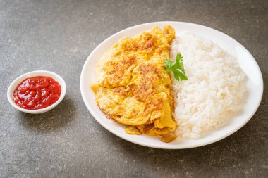 Pirinç ve ketçaplı omlet veya omlet.