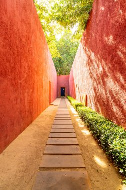 Ağaç ve turuncu duvarlı boş yürüyüş yolu