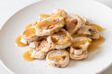 Izgarada dilimlenmiş muz ve karamel sosu.