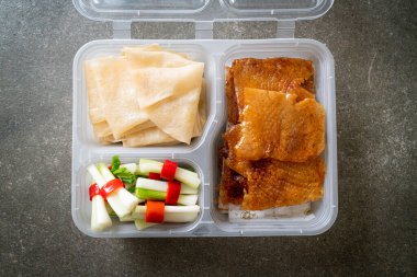 Teslimat kutusunda Pekin Ördeği - Çin yemeği tarzı