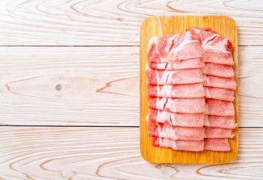 Dilimlenmiş taze domuz filetosu.