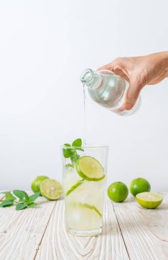 Naneli buzlu limonlu soda, ferahlatıcı içecek.