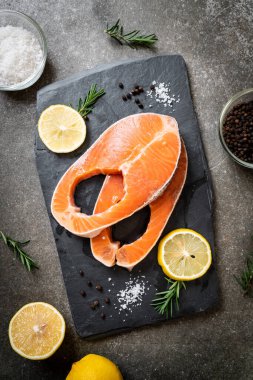 İçinde malzeme olan taze çiğ somon filetosu bifteği.