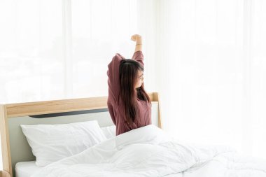 Güzel Asyalı kadınlar yatakta ve sabah uyanırlar.